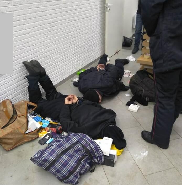Сотрудник «Цезарь Сателлит» предотвратил вооруженное ограбление в салоне связи и в одиночку задержал двух грабителей. Сотрудник «Цезарь Сателлит» предотвратил вооруженное ограбление в салоне связи и в одиночку задержал двух грабителей.